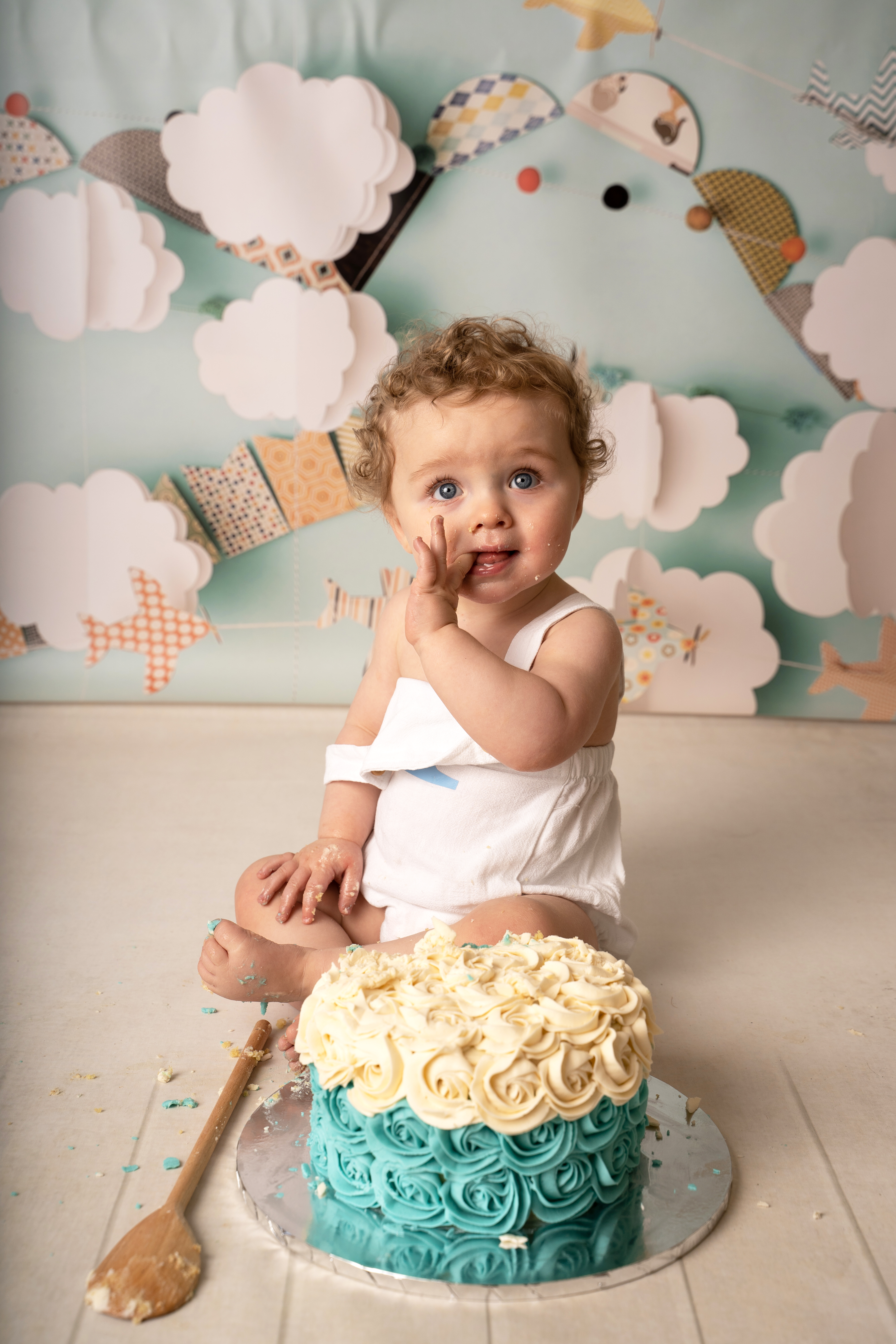 Mason-17 cake smash with aeroplane theme